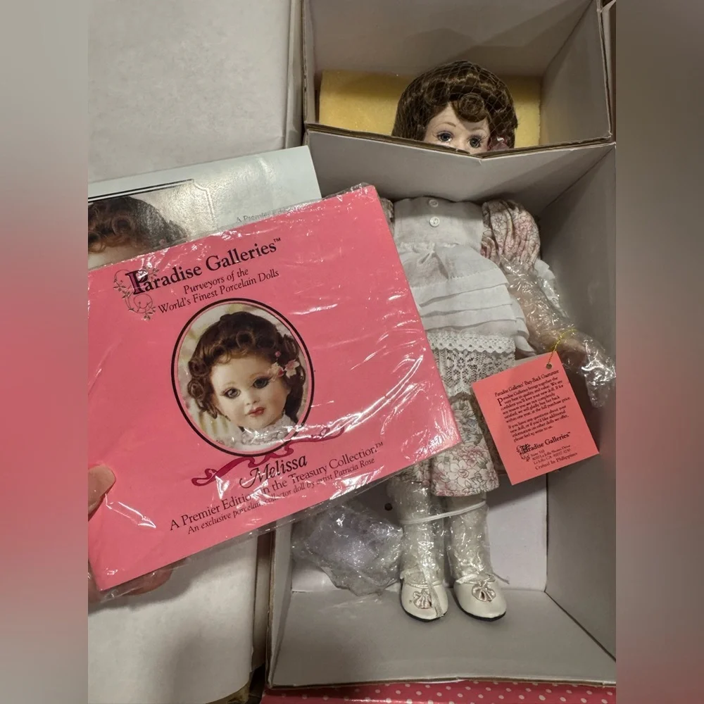SOLD✨PARDISE GALLERIES Melissa Floral Porcelain Doll with Lace Dress - Picture 2 of 9